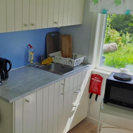 Gaeststuga I Vacker Natur, Bastu, Bubbelpool Sommartid Och Gratis Parkering Naera Ulricehamn Och Lassalyckan, Guesthouse With Nice View With Sauna And Free Parking Close To Dalsjoefors And Fishing Бурос Екстер'єр фото